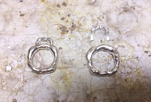 Judy Larson's Argentium Silver Scrap Chain - , Contemporary Wire Jewelry, Making Chain, Chain Making , Butane Torch, Soldering, Solder, Place bits of scrap metal under and on top where the scrap half ring 
